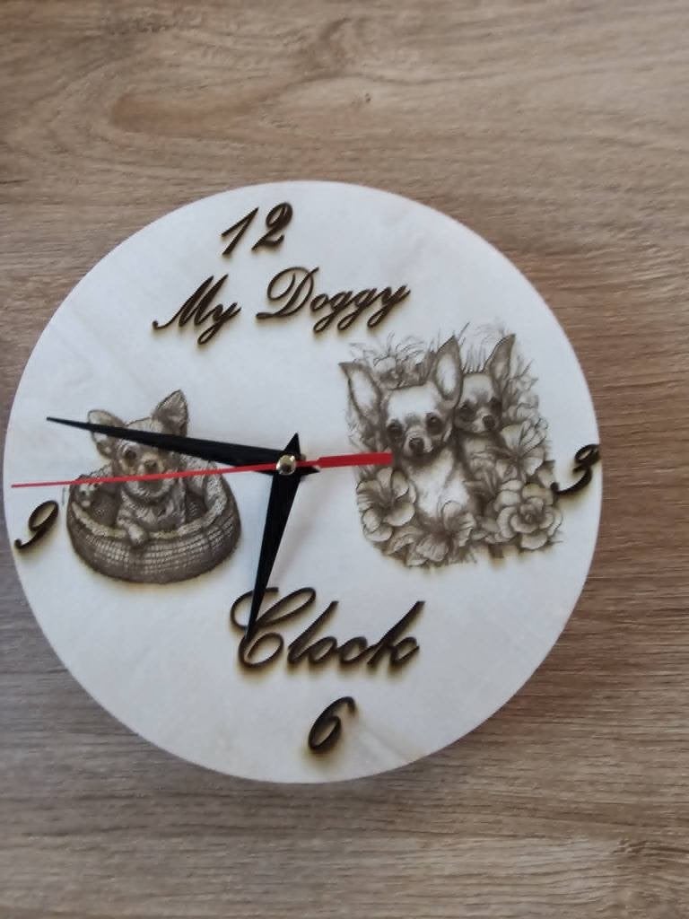 My Doggy Clock, een wandhorloge in houten in houten,,,, Antiek en Kunst, Kunst | Etsen en Gravures, Gravure, Genummerd, Met tekst