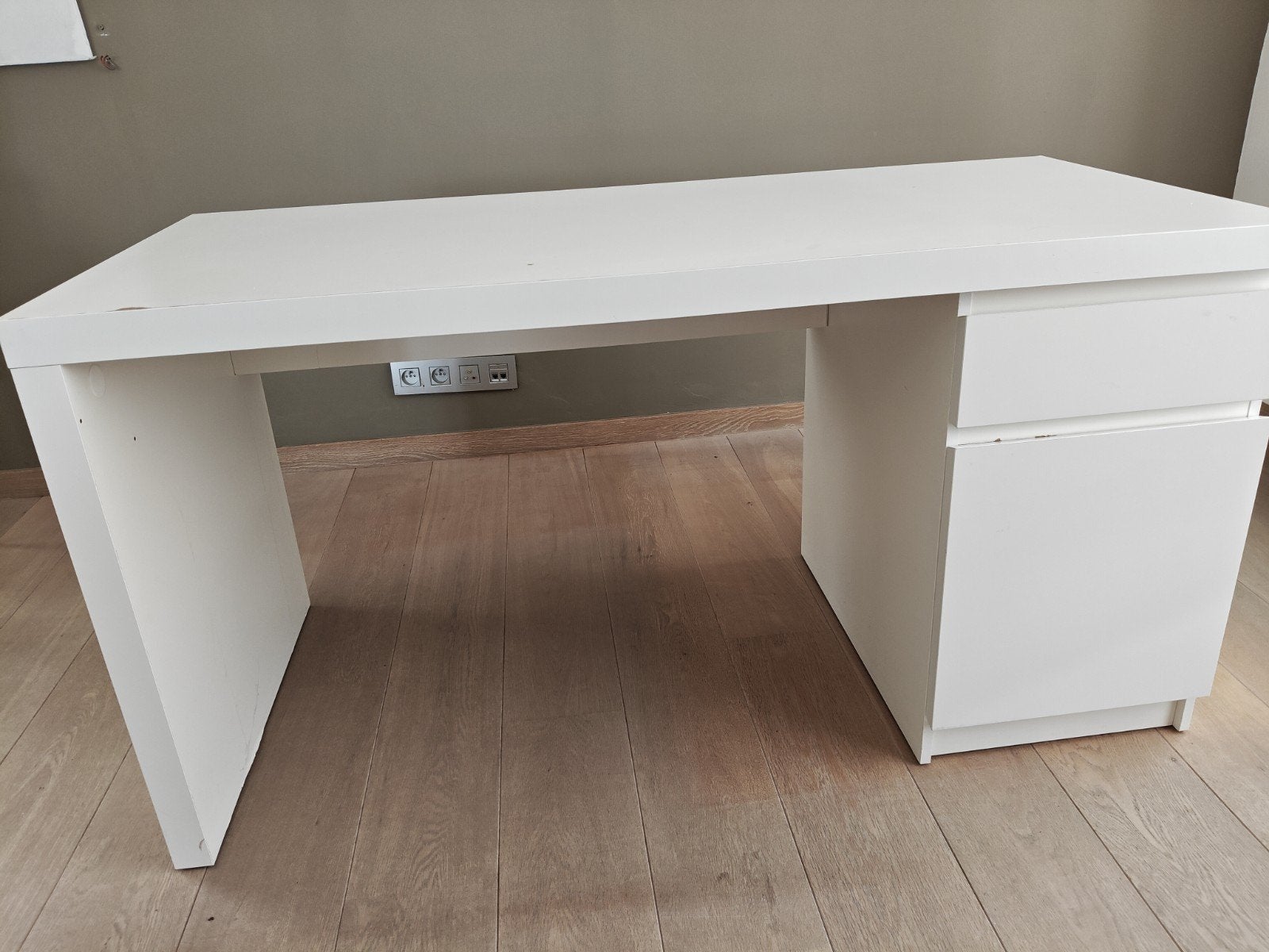 Gratis bureau IKEA, wit, staat:kleine beschadigingen, Huis en Inrichting, Ophalen