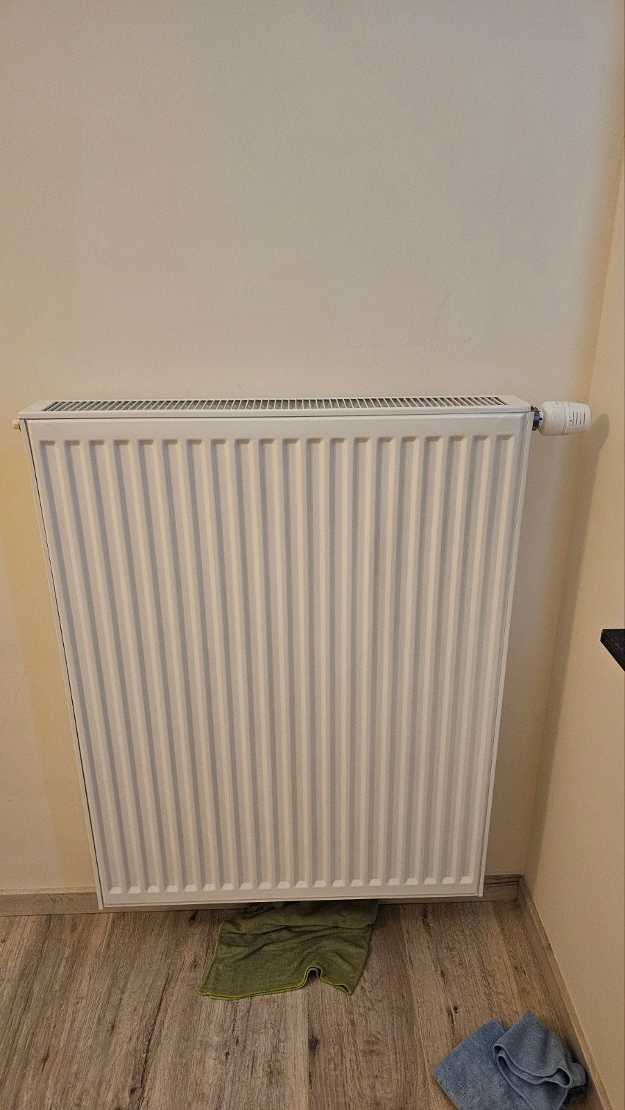 Radiator 90 x 70 cm + thermostaatkraan – zeer goede staat, Bricolage & Construction, Comme neuf, Enlèvement, 80 cm ou plus, Radiateur