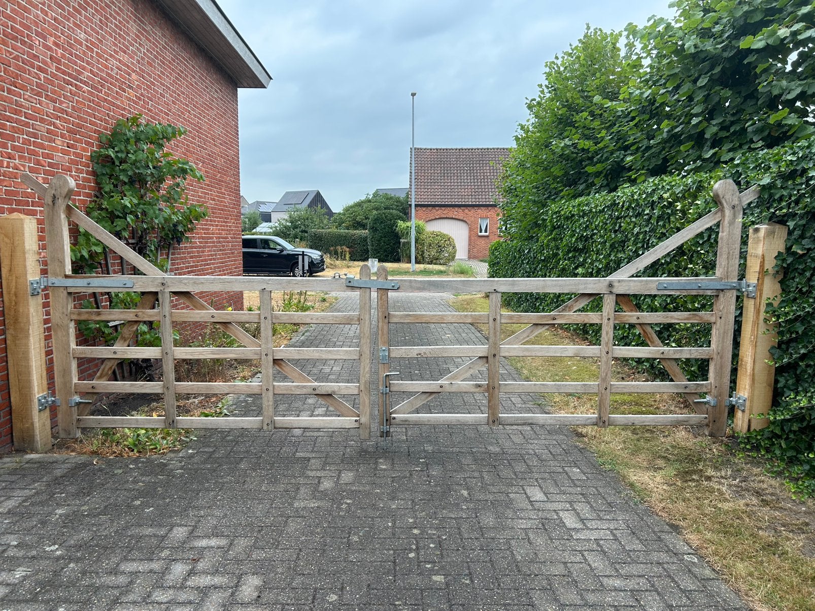 Dubbele houten poort compleet, Ophalen, Zo goed als nieuw, Hout