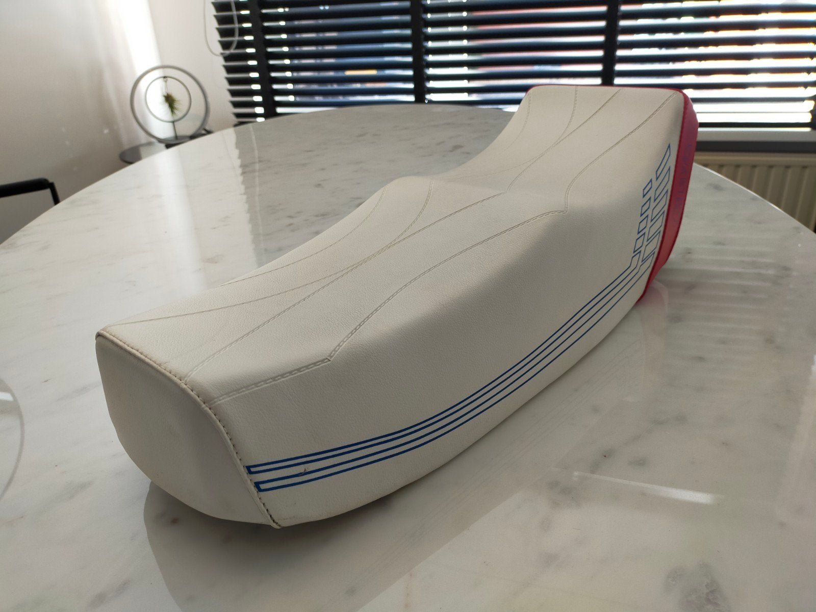 Nieuw zeldzaam Vintage Nisa Camel zadel. Vespa enz, Ophalen of Verzenden