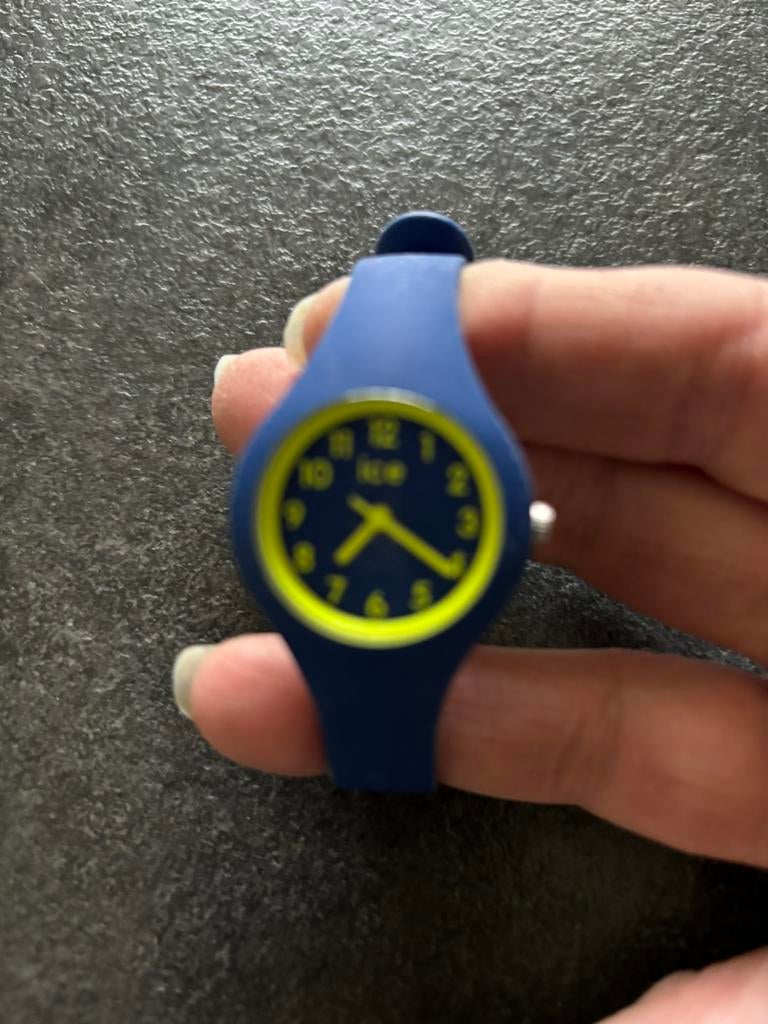 Mooie blauwe Ice Watch, Handtassen en Accessoires, Horloges | Kinderen, Ophalen, Zo goed als nieuw, Blauw, Jongen