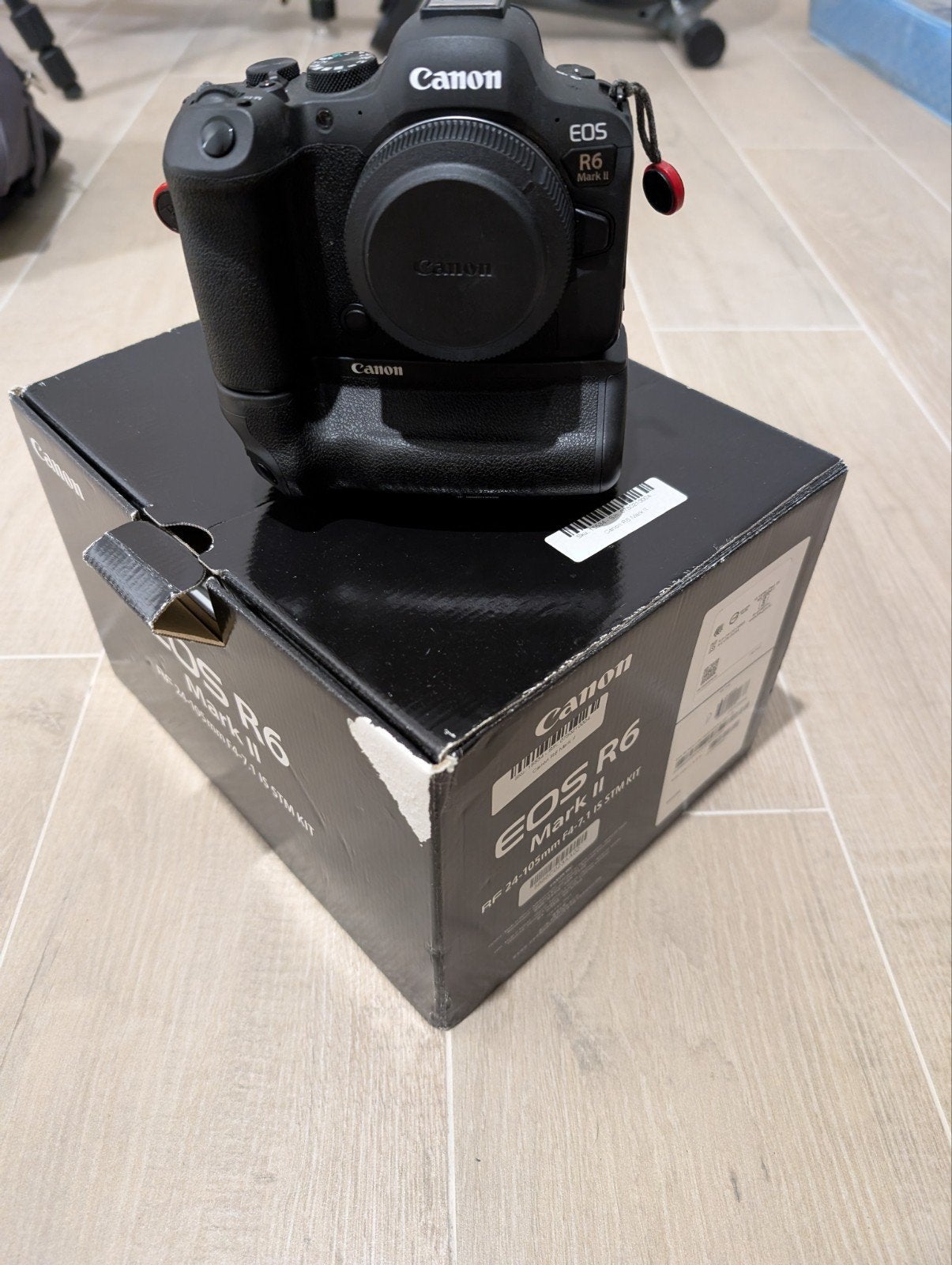 Canon EOS R6 Mark 2 met grip, Canon, Accu, Zo goed als nieuw, 24 megapixels