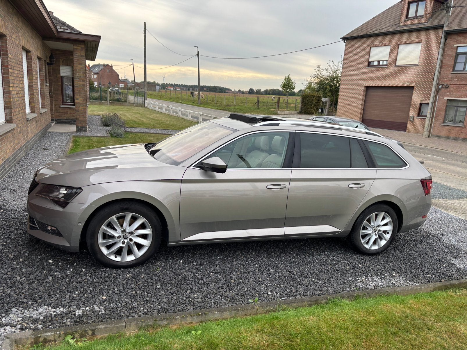 Skodo Superb combi 1.6TDI 120 pk manueel - 100.000km, Auto's, Voorwielaandrijving, Bi-Xenon koplampen, 4 cilinders, Beige