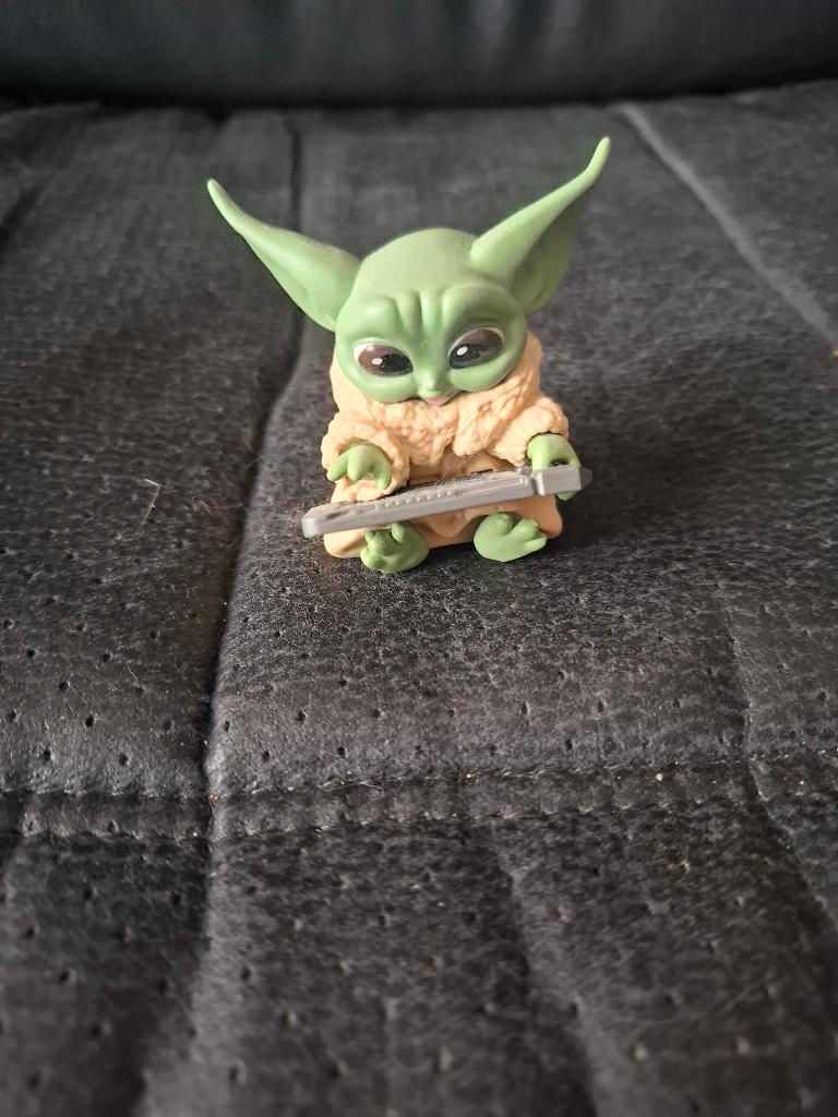 Baby Yoda avec ordinateur portable, Collections, Enlèvement, Comme neuf, Figurine