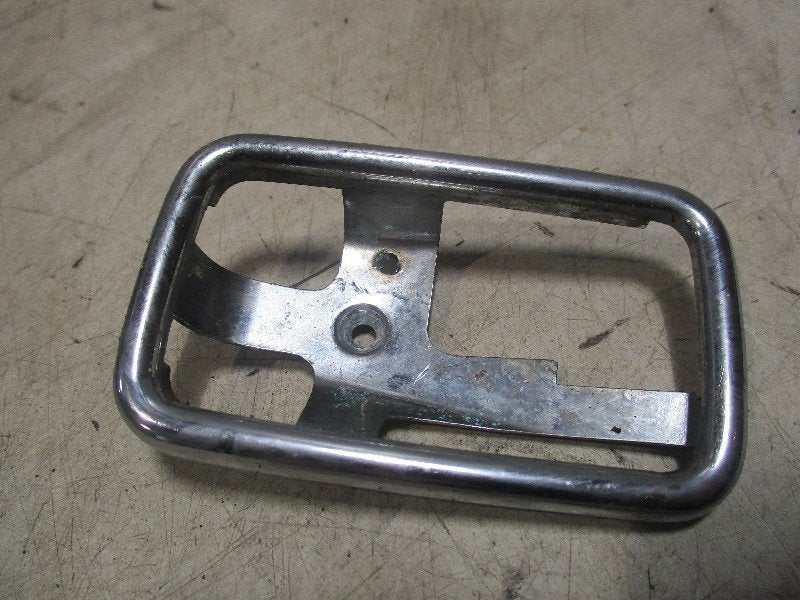 PORTIERGREEP BINNEN LINKS VOOR / 8 (W115) (108-788-05-11), Gebruikt, Mercedes-Benz, Voor, Dialog.mb@mercedes-benz.com