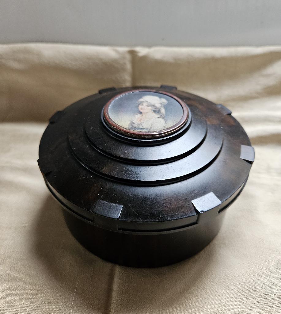 Doos in Bakeliet. 1930-1940., Ophalen