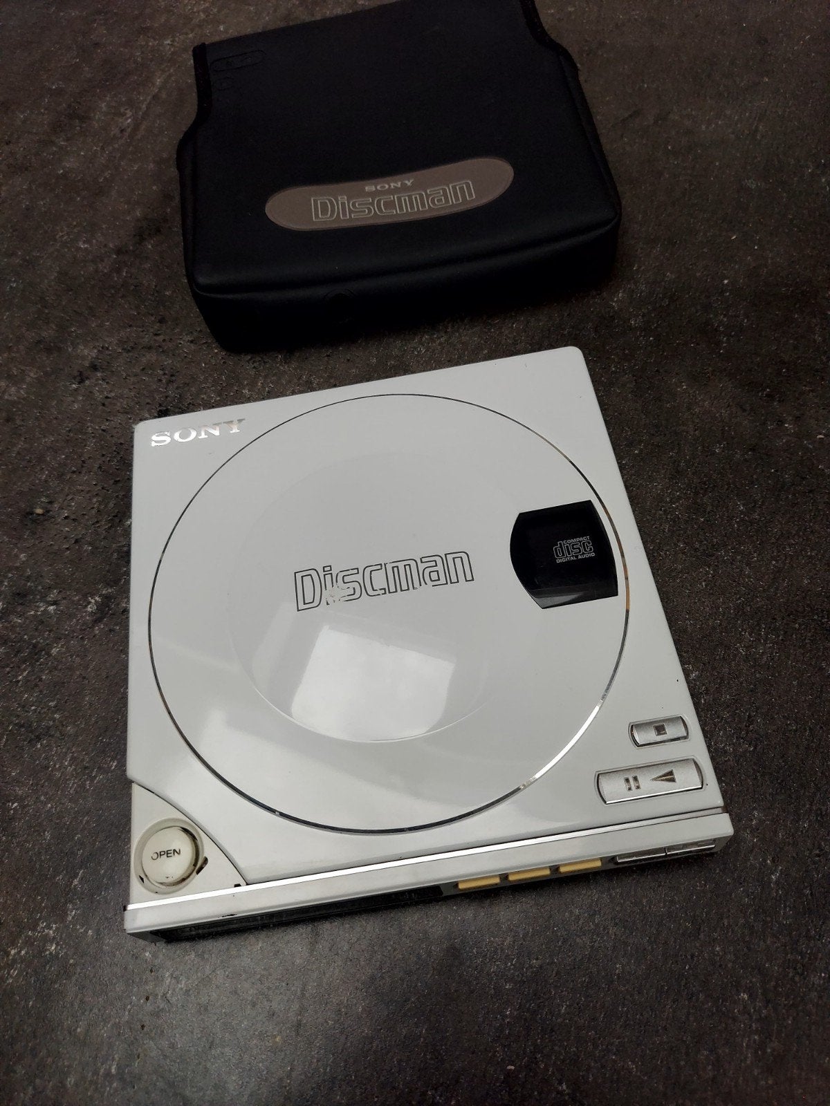 RARE Sony Discman D-100 WHITE / BLANC, Enlèvement ou Envoi
