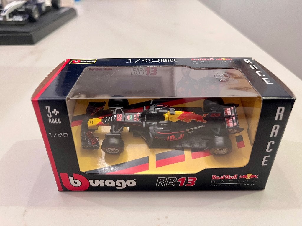 Burago RB13 Red Bull Racing (1/43, en boîte), Hobby en Vrije tijd, Ophalen, Nieuw