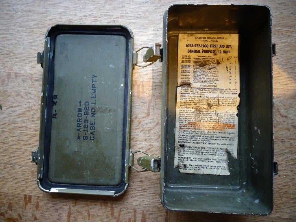 Originele U.S. Army First Aid Kit metalen kist 50/’60, Verzamelen, Ophalen