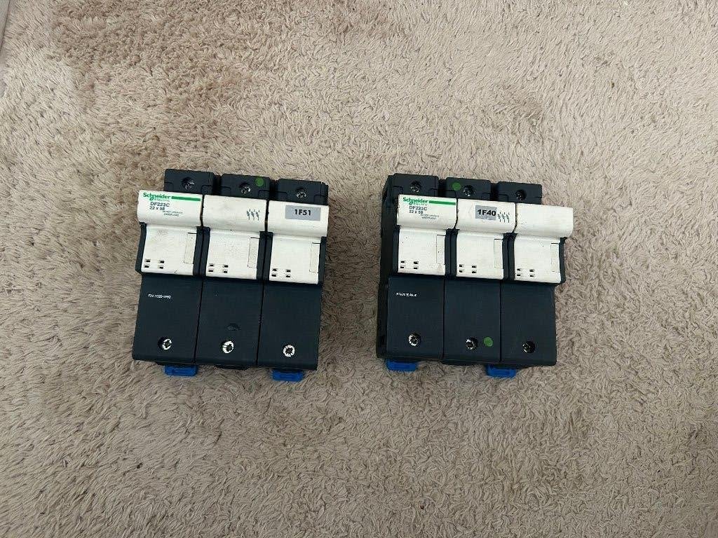 tk:2x Schneider Electric DF223C Zekeringhouder 22x58 mm 50A, Ophalen of Verzenden, Gebruikt
