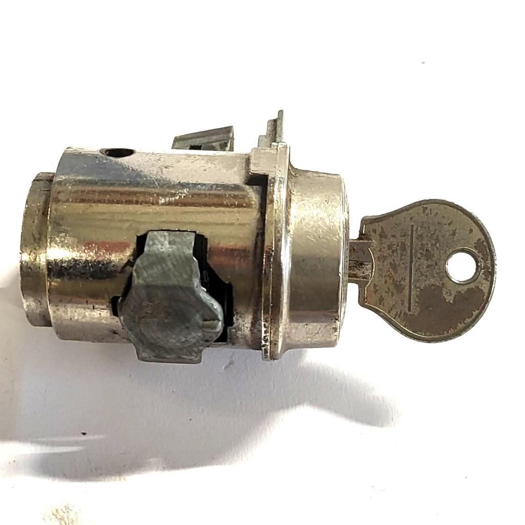 contactslot Peugeot 404 deuren onderdelen kleine items logo, Auto-onderdelen, Ophalen of Verzenden, Gebruikt, Peugeot