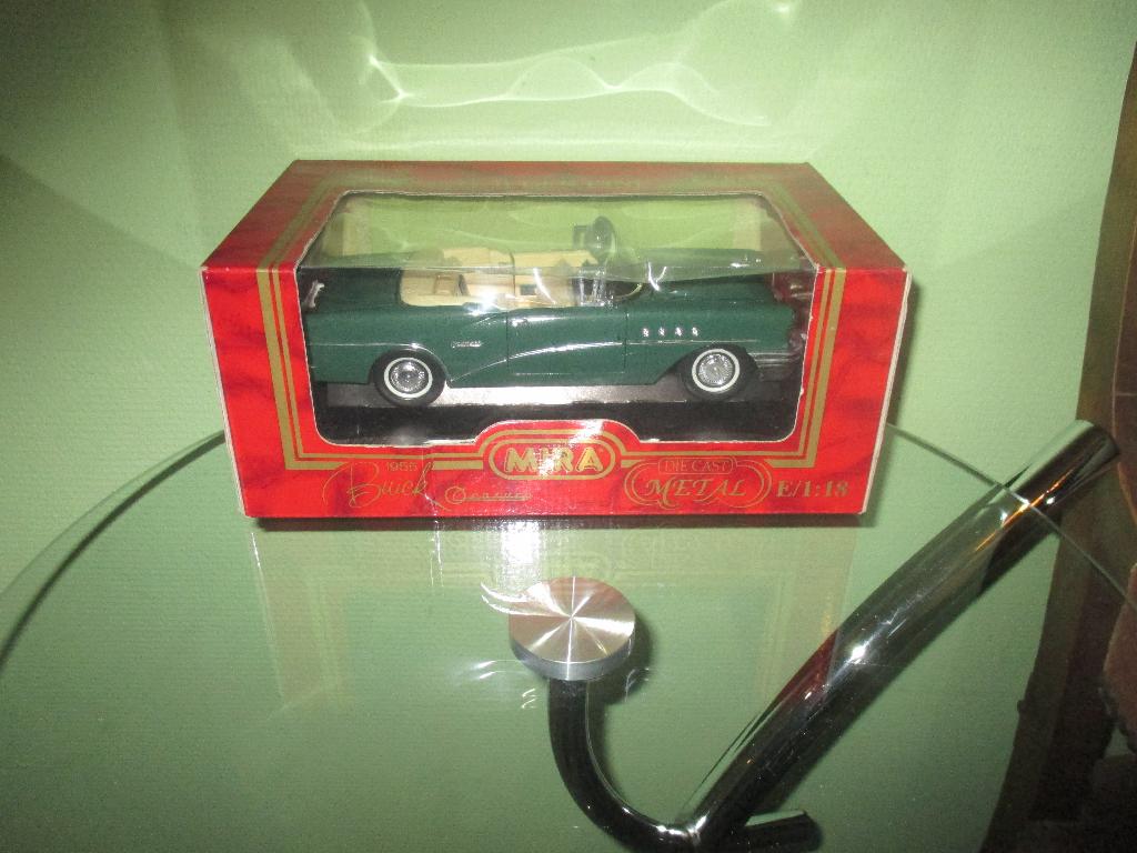a vendre 4  voitures miniatures ech 1/18--25e piece, Enlèvement, Utilisé, Voiture, Autres marques