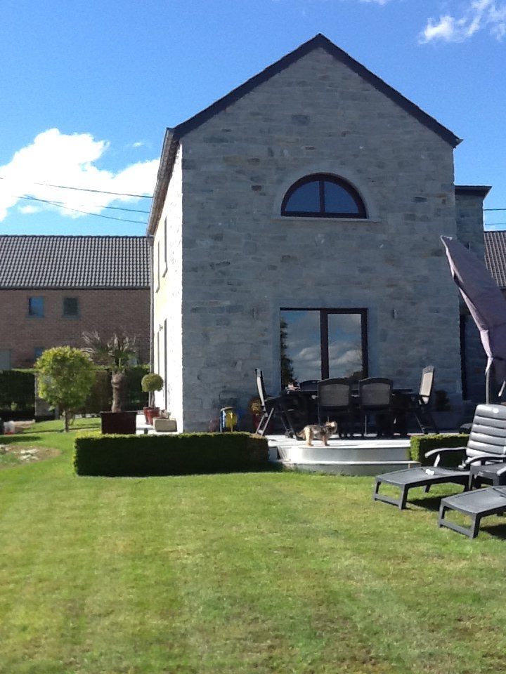 Maison à louer à Strée - deux chambres avec jardin