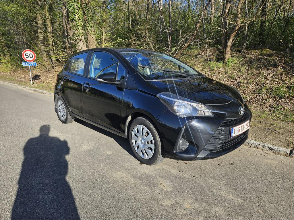 TOYOTA YARIS 1.5 I AIRCO GPS 5 DEUREN, Auto's, Voorwielaandrijving, Stof, 4 cilinders, Zwart