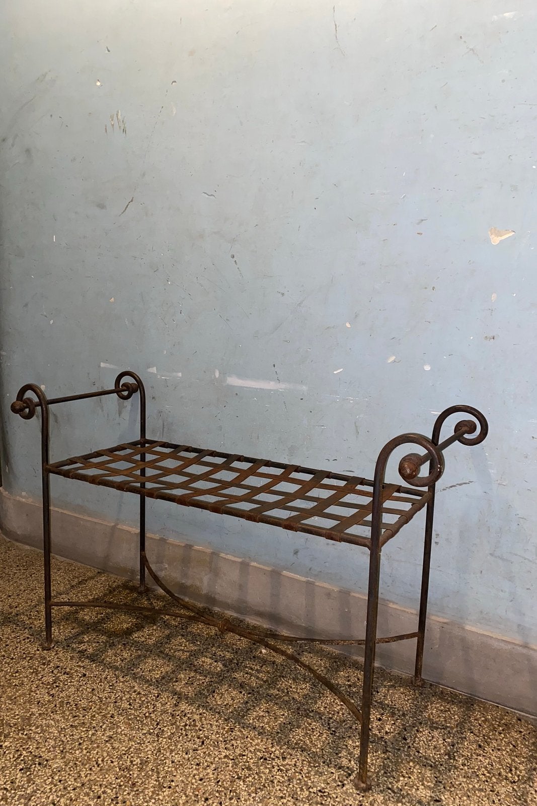 Banc en fer forgé, Enlèvement