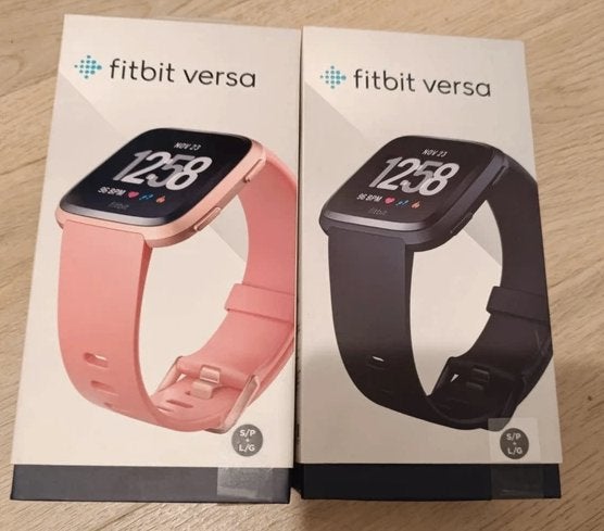 Montre Fitbit Versa rose ou noire avec bracelets, Bijoux, Sacs & Beauté, Montres connectées, Enlèvement, Neuf, Rose
