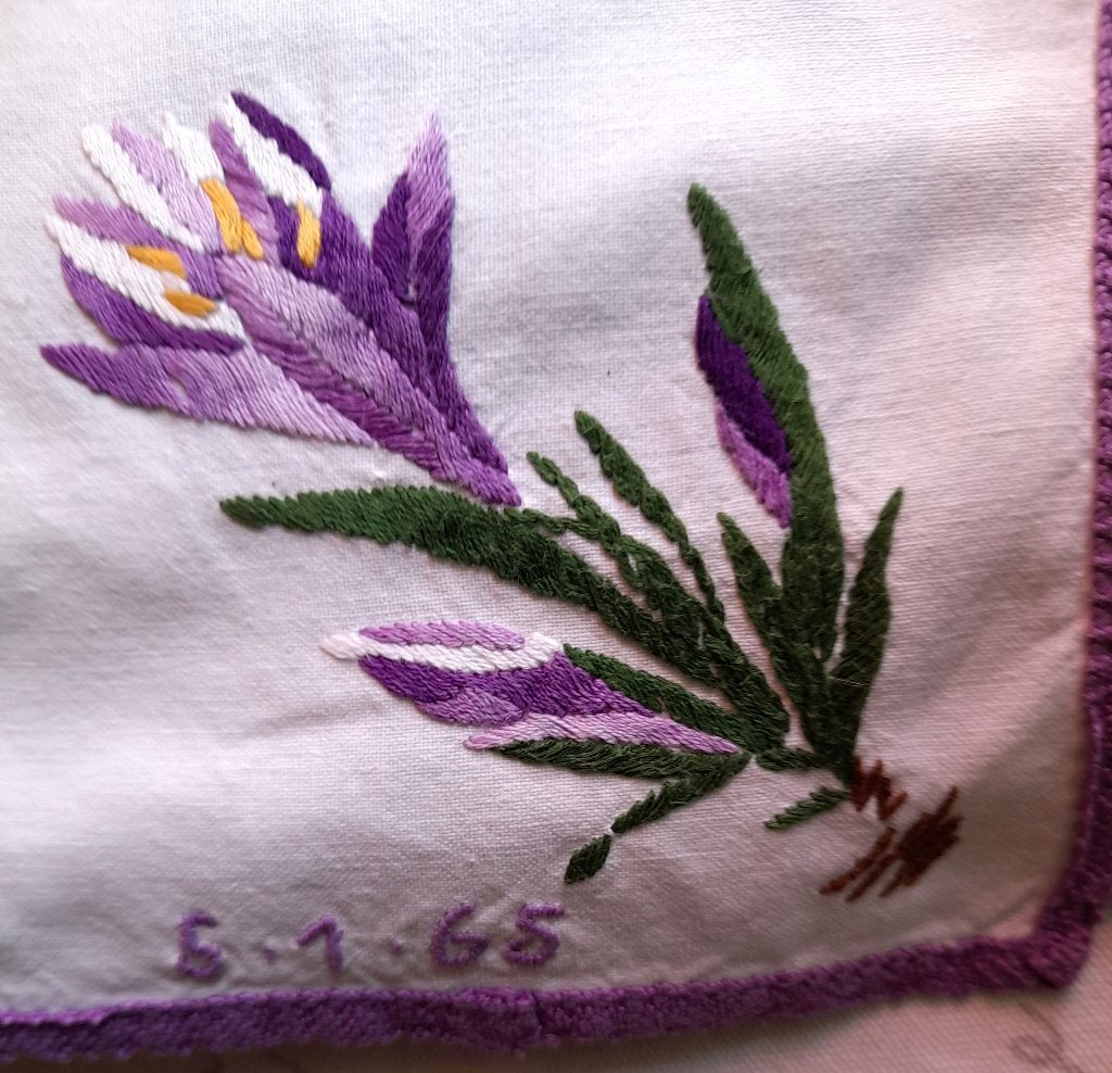 nappe brodée  mains aux points de tige, Maison & Meubles, Fait à la main, Utilisé, 120 cm, 150 cm