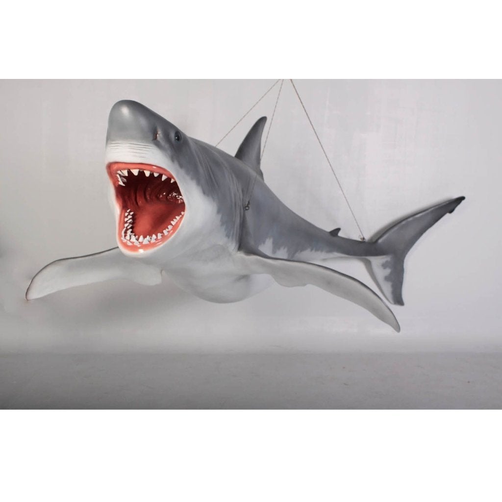 Grande statue blanche de requin — Longueur du requin 335 cm