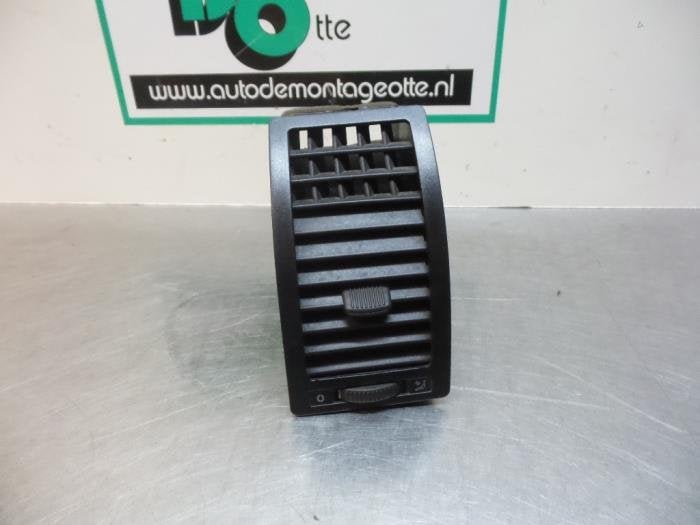 Grille aération tableau de bord d'un Volkswagen Polo (Polo, Volkswagen, -, Utilisé, -