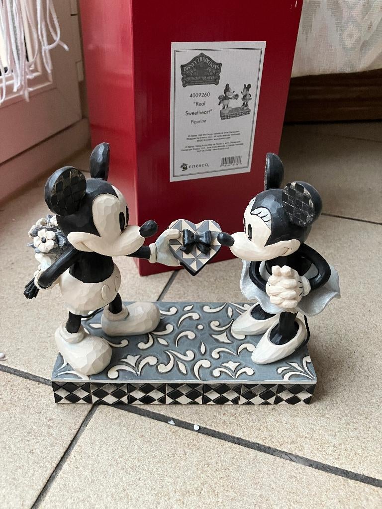 Mickey & Minnie "Real Sweetheart" Disney traditions retired, Ophalen of Verzenden, Mickey Mouse, Nieuw, Beeldje of Figuurtje