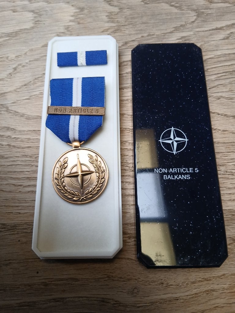 NAVO-medaille op artikel 5 Balkan, Verzenden, Landmacht, Lintje, Medaille of Wings