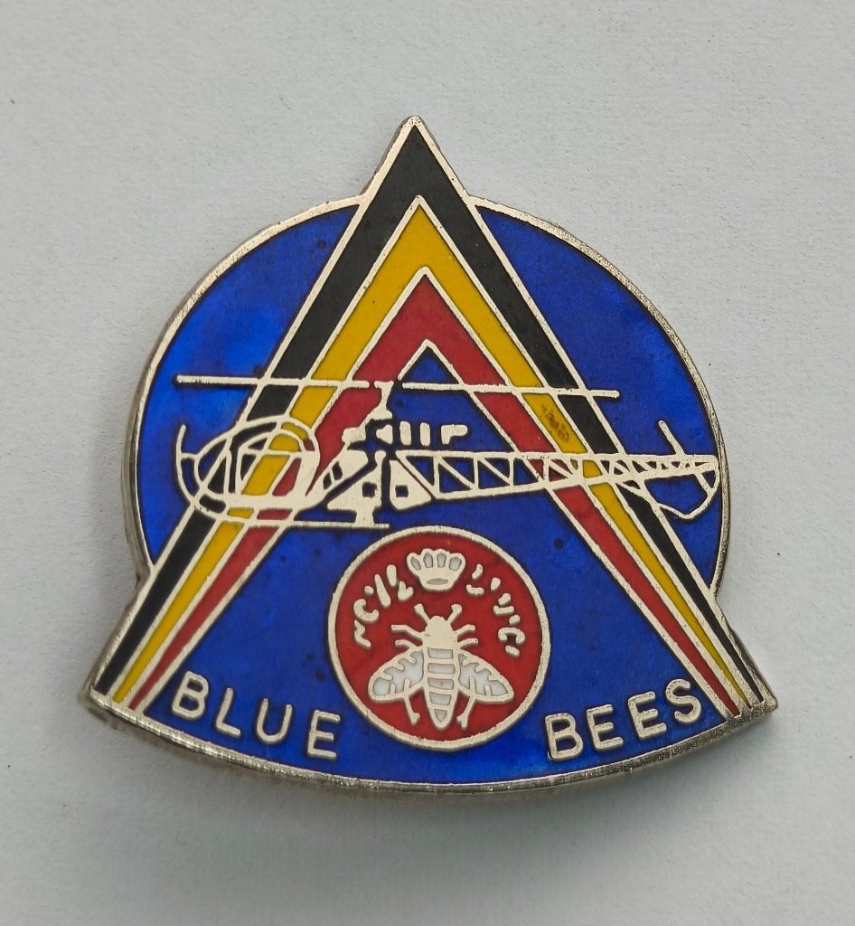 ABL borsthanger pin stuntteam Blue Bees, Ophalen of Verzenden, Landmacht, Embleem of Badge