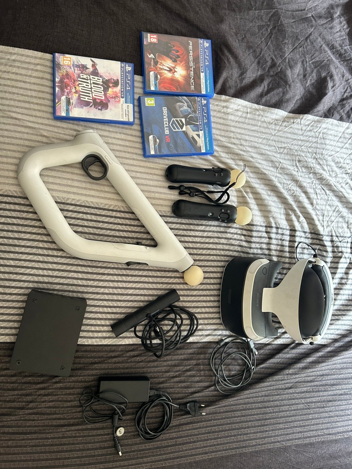 Ps4 VR met motion joysticks en 3 VR GAMES., 1 joueur, À partir de 7 ans, Virtual Reality, Enlèvement