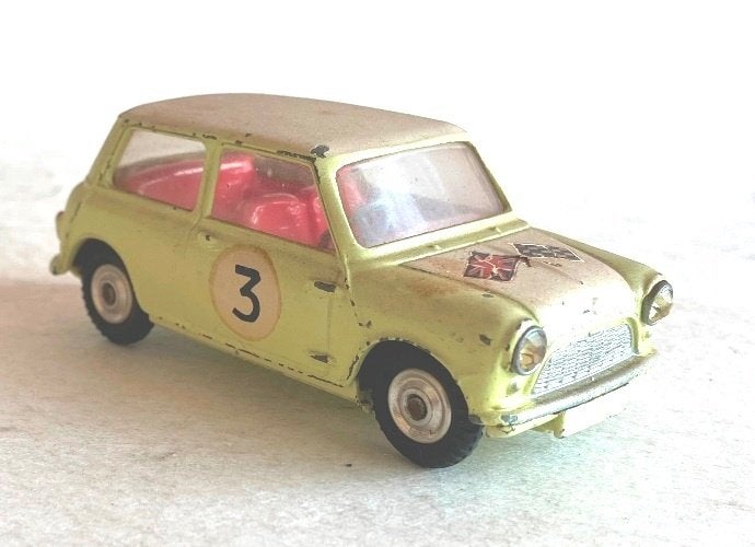 Mini Cooper yellow Corgi Toys # 227., Hobby en Vrije tijd, Ophalen of Verzenden, Gebruikt, Auto, Corgi