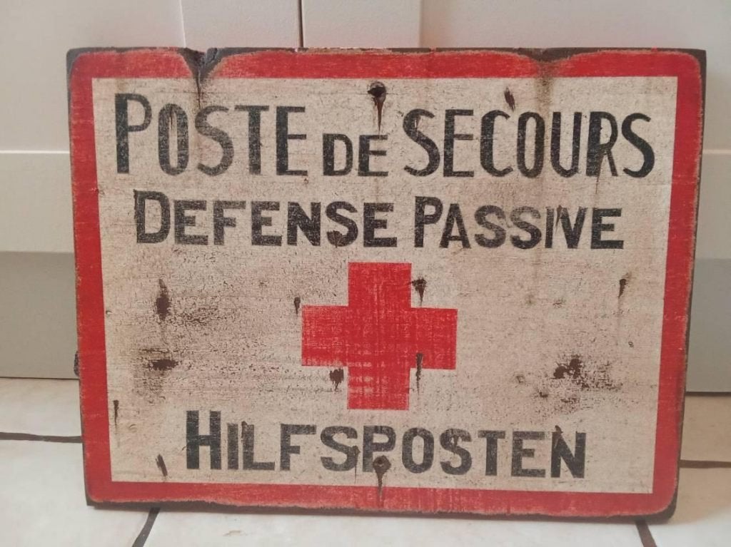Panneau WW2 : DEFENSE PASSIVE / POSTE DE SECOURS, Collections, Enlèvement ou Envoi