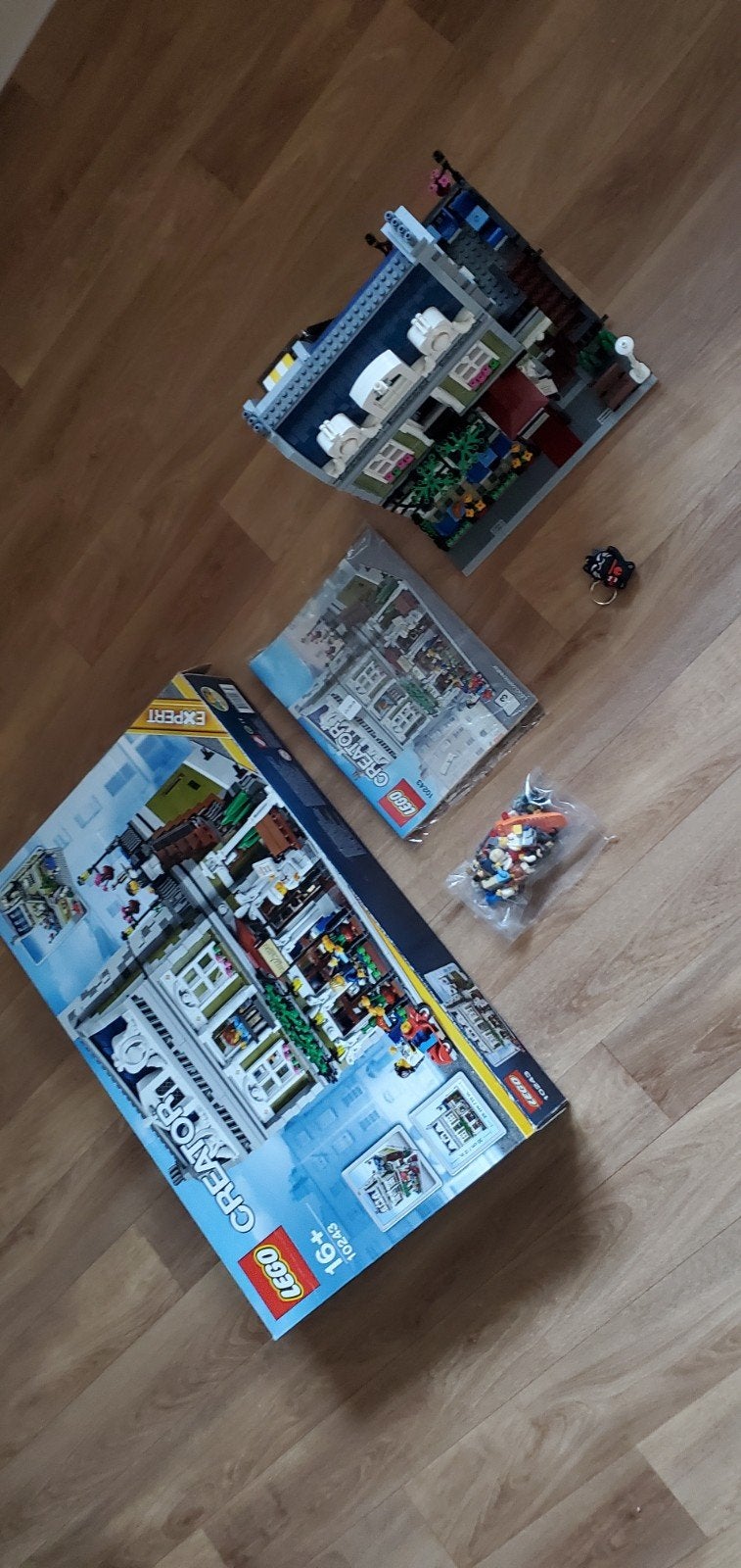 Lego 10243 parasian restaurant 
Met doos , boekjes en sparep, Kinderen en Baby's, Speelgoed | Duplo en Lego, Ophalen of Verzenden