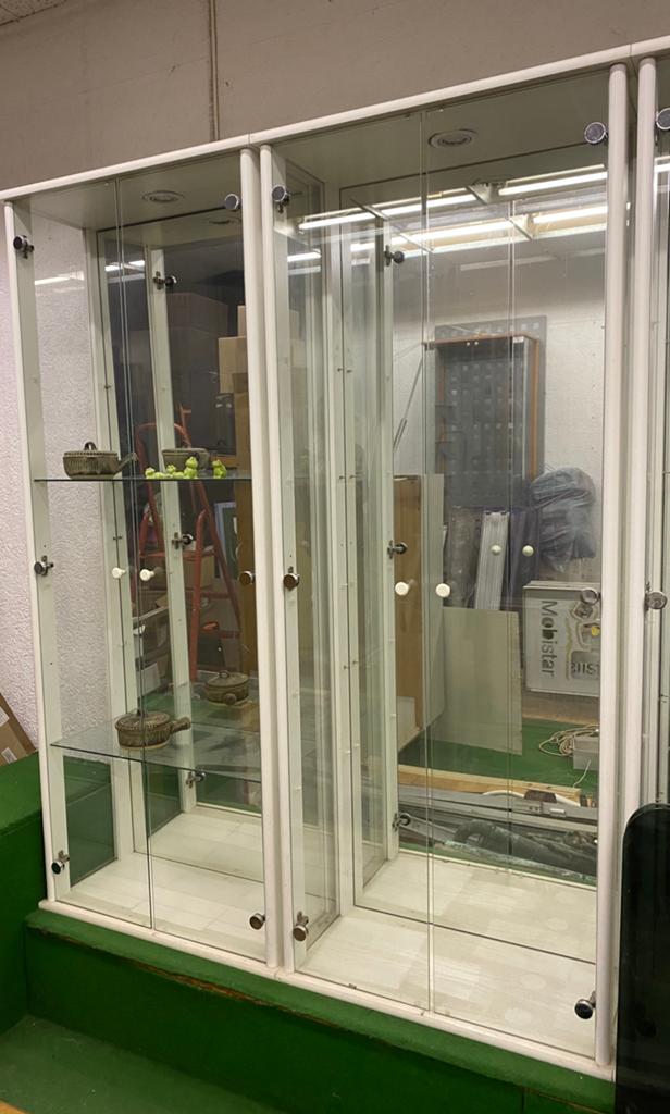 Vitrinekasten met spiegelende achtergrond, Ophalen, Glas, 50 tot 100 cm, 150 tot 200 cm