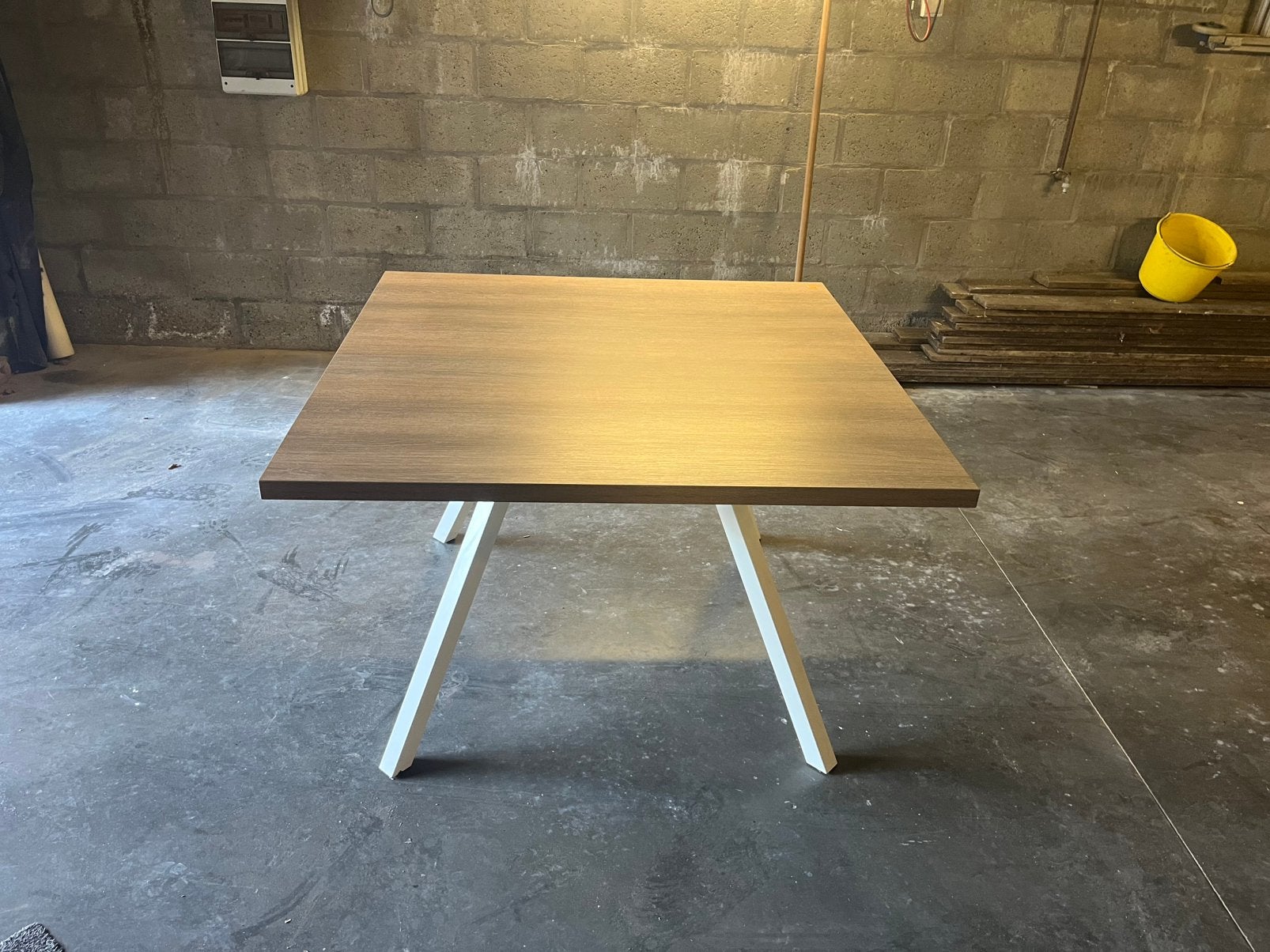 Vierkante eettafel - eikenlook blad, wit metalen onderstel, Ophalen, Vierkant, Zo goed als nieuw, Metaal