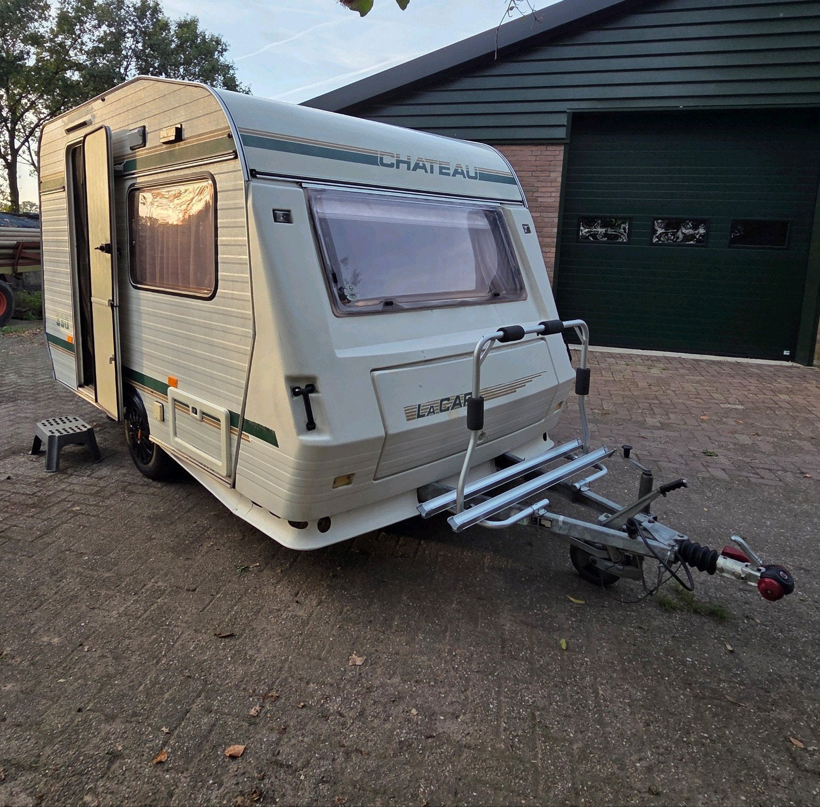Chateau 330 Caravan | LED Verlichting | NL Kenteken, Caravans en Kamperen, Adria, 500 - 750 kg, Fietsenrek, Bedrijf