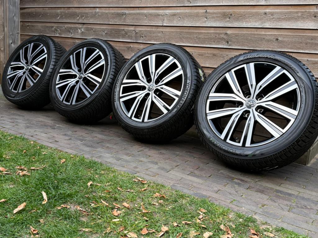 Orig DEMO Toyota Corolla Cross 18 inch velgen + winterbanden, 18 inch, Banden en Velgen, Nieuw, Personenwagen