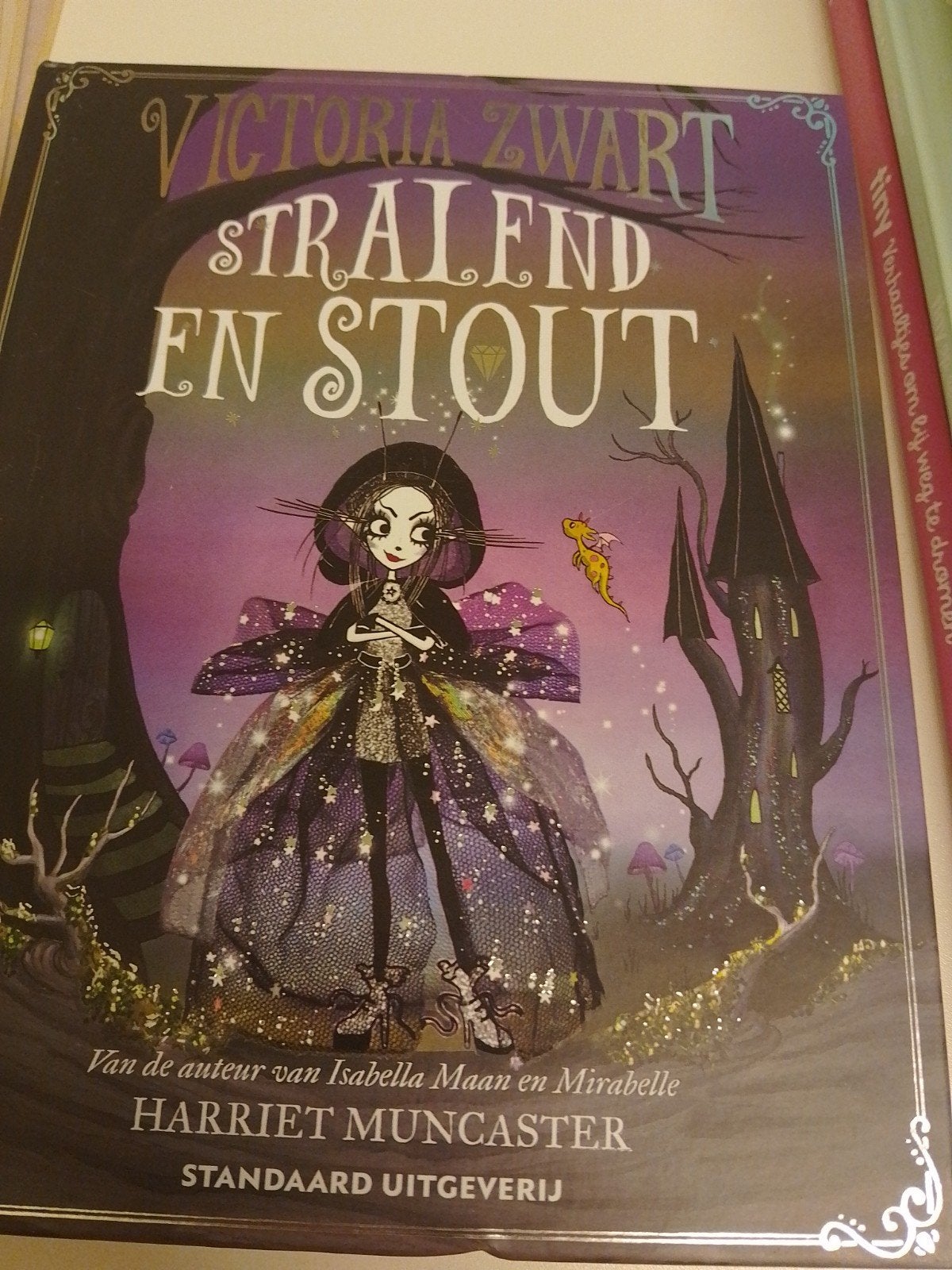 Harriet Muncaster - Victoria Zwart stralend en stout, Boeken, Ophalen of Verzenden, Harriet Muncaster
