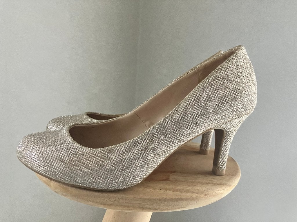 Goudkleurige pumps wide fit maat 41, Kleding | Dames, Ophalen of Verzenden, Gedragen, Pumps