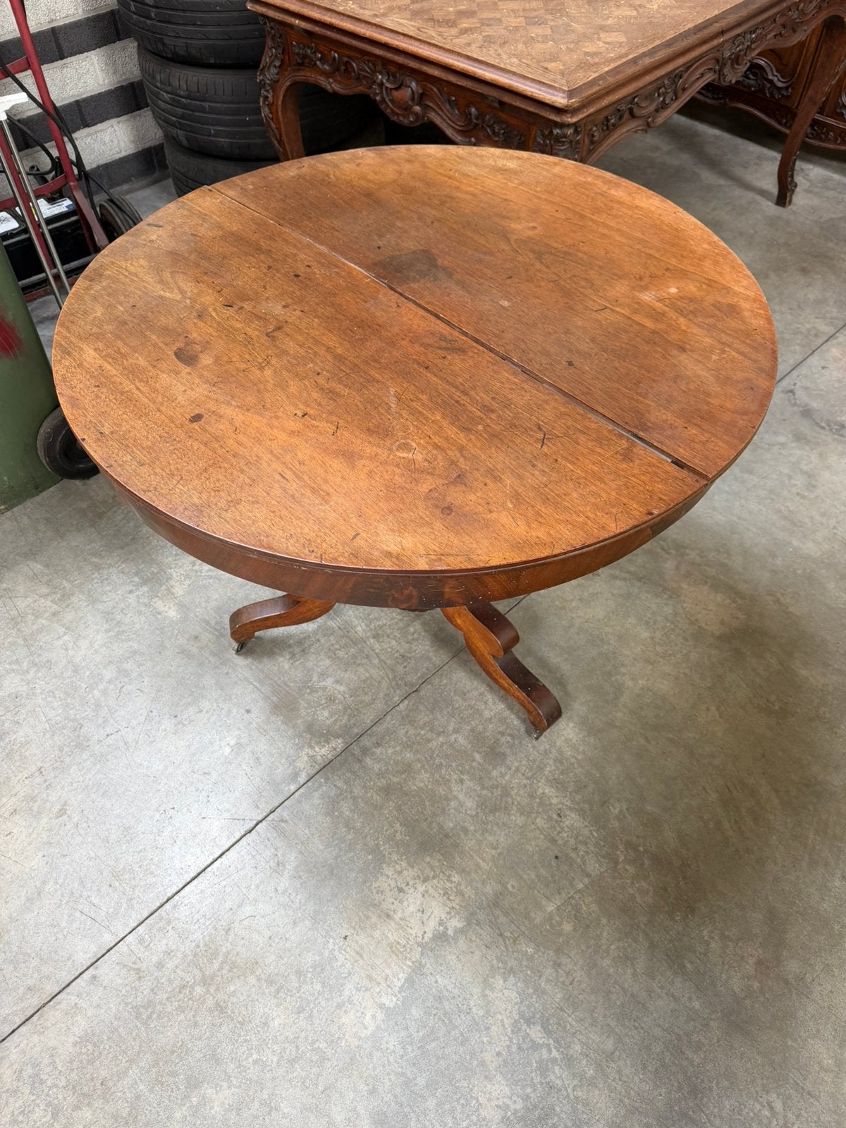 Table ronde à roulettes, Enlèvement