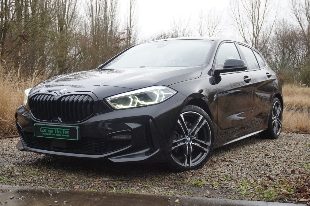 BMW 1 Serie 116 3-deurs 118 d M Sport (bj 2021, automaat), Auto's, Automaat, Stof, 4 cilinders, Zwart