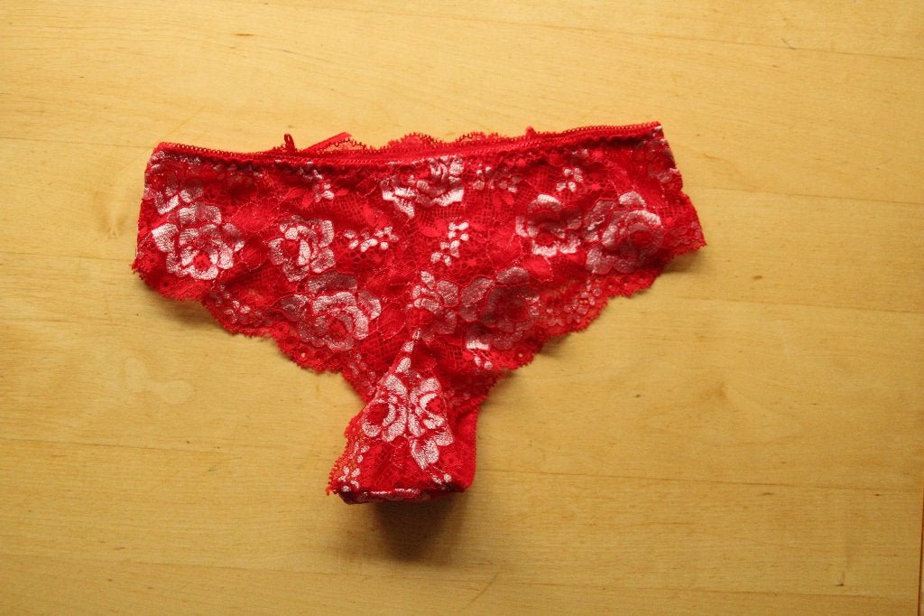 NIEUWE rode slip maat M met zilverglans bloemmotief, Kleding | Dames, Verzenden, Rood, Slip