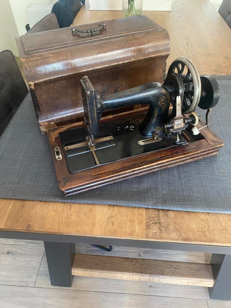 Antieke naaimachine, Enlèvement