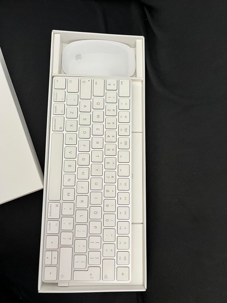 Apple Magic 2 Keyboard met muis, Computers en Software, Ophalen, Zo goed als nieuw