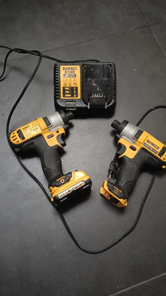 Dewalt  2 visseuses a choc 10,8 v 2ah, Bricolage & Construction, Outillage | Foreuses, Comme neuf, Enlèvement, Foreuse et Perceuse