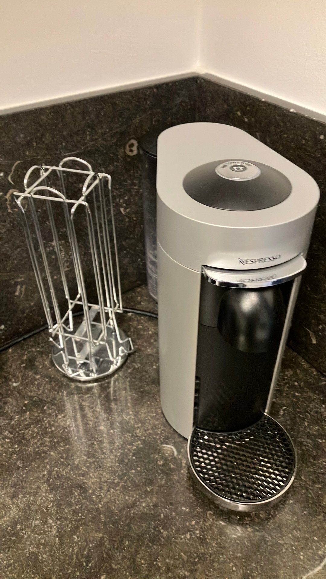 vertuo nedpresso met rekje voor cups, Ophalen, Gebruikt, Nespresso