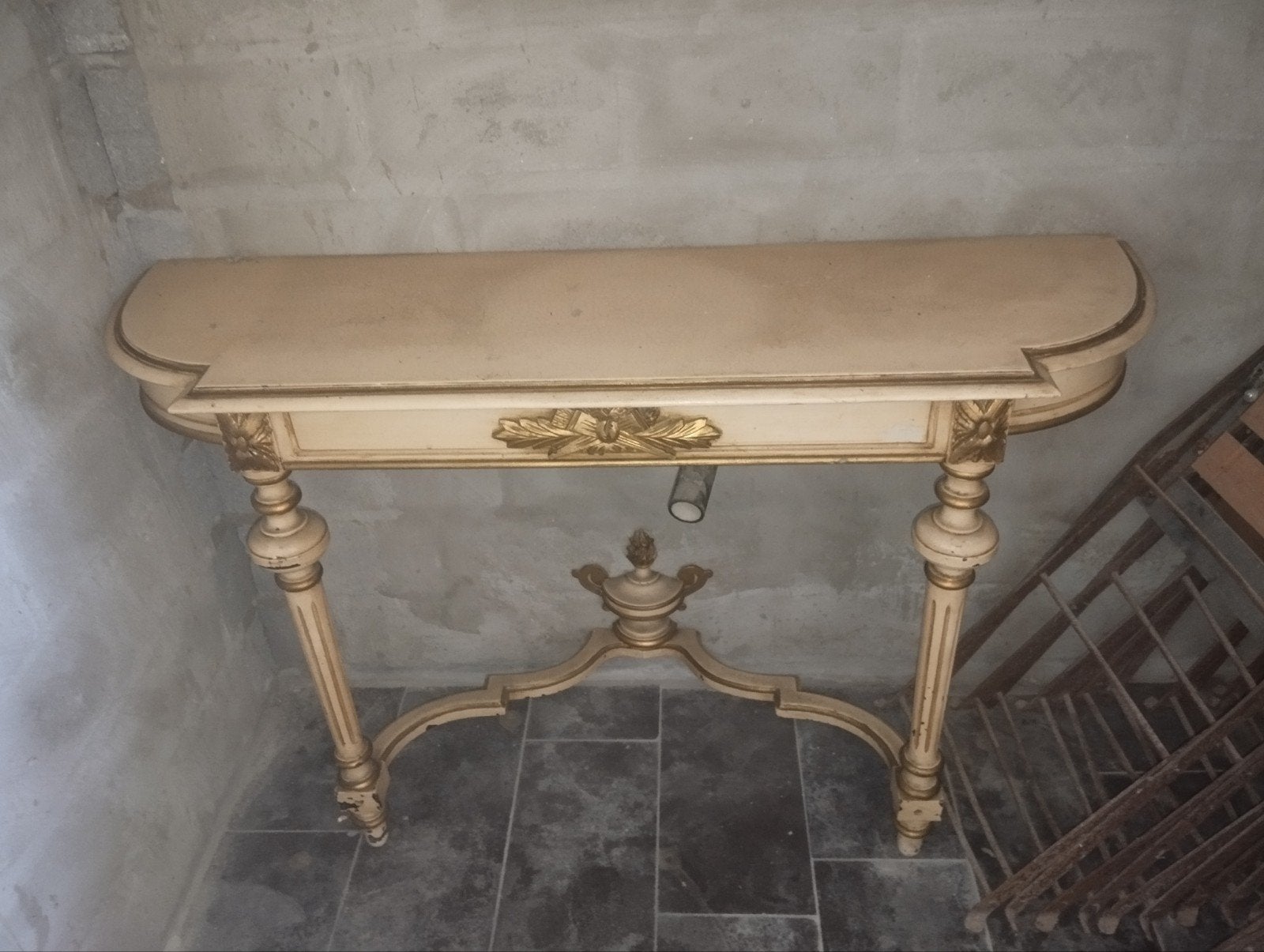 Antieke sidetable, Ophalen