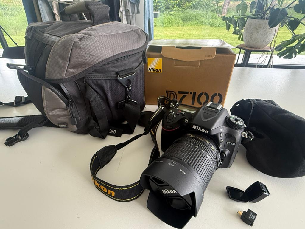 Nikon D7100 + 18-105mm lens + wifi stick + tas, TV, Hi-fi & Vidéo, Appareils photo numériques, Comme neuf, Enlèvement, Reflex miroir