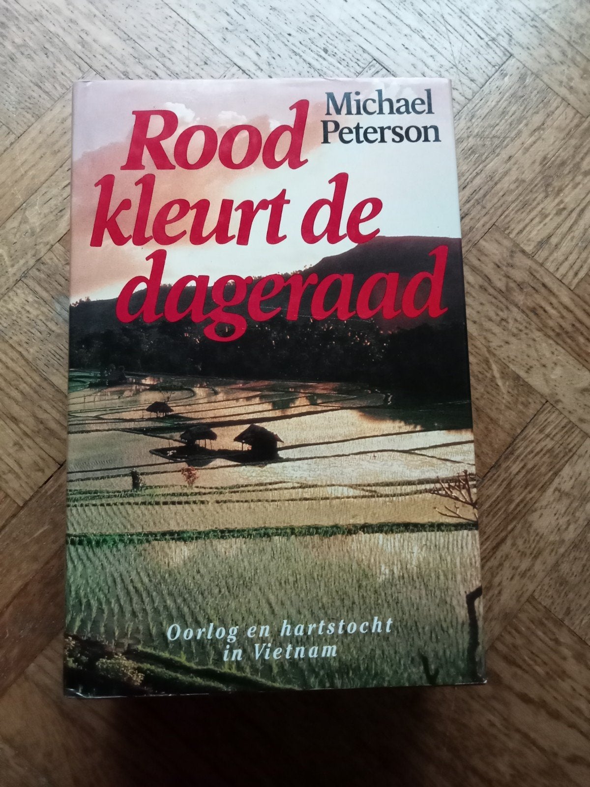 Michael Peterson: Rood kleurt de dageraad, Ophalen of Verzenden, Gelezen