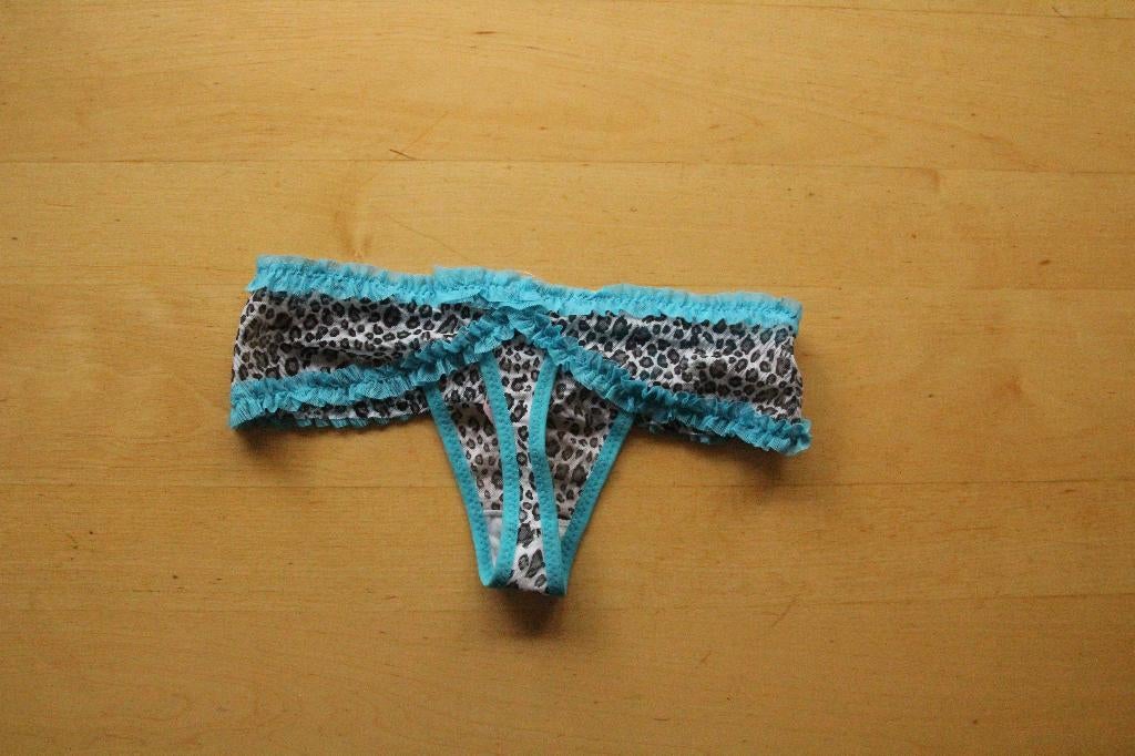 NIEUWE lichtblauwe panterprint string maat XS/S Lees tekst, Kleding | Dames, Ondergoed en Lingerie, Verzenden, Blauw, String