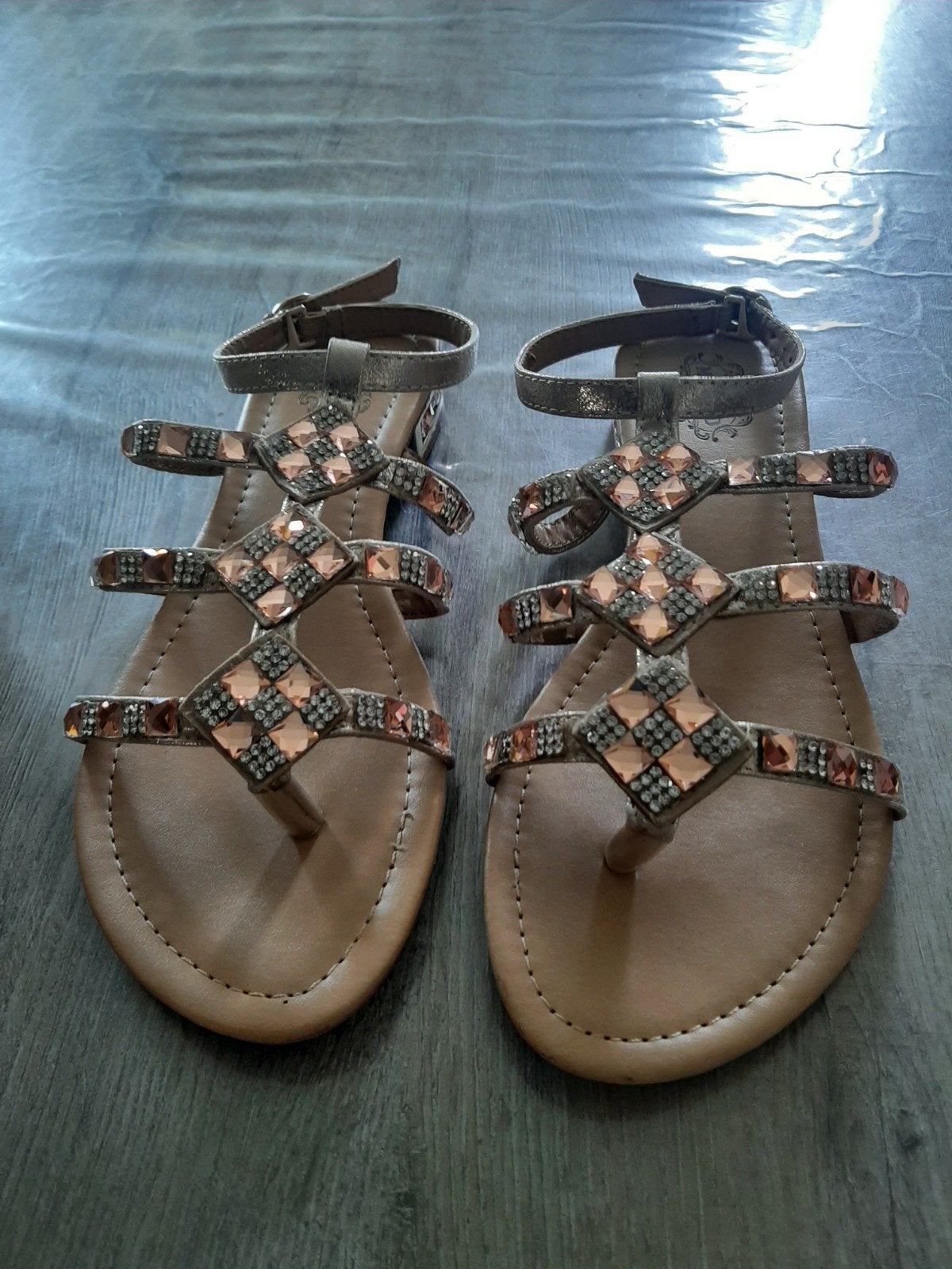 Sandalen, Ophalen