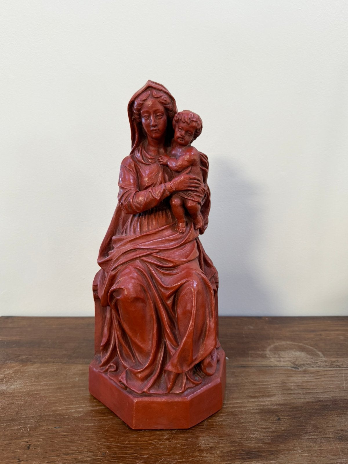 de Zittende Madonna met Kind, Ophalen, Gebruikt, Rood, Houtsnijwerk